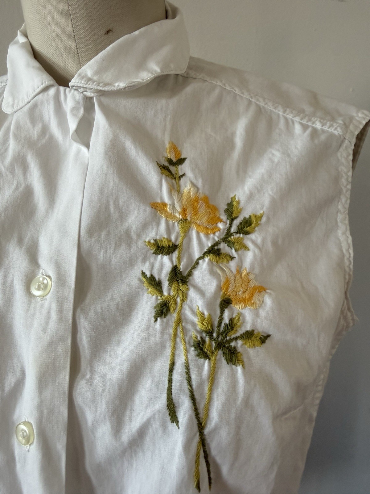 1940s 50s Cap Sleeve Cotton Loop Collar Button Up Shirt Embroidered Floral S/M