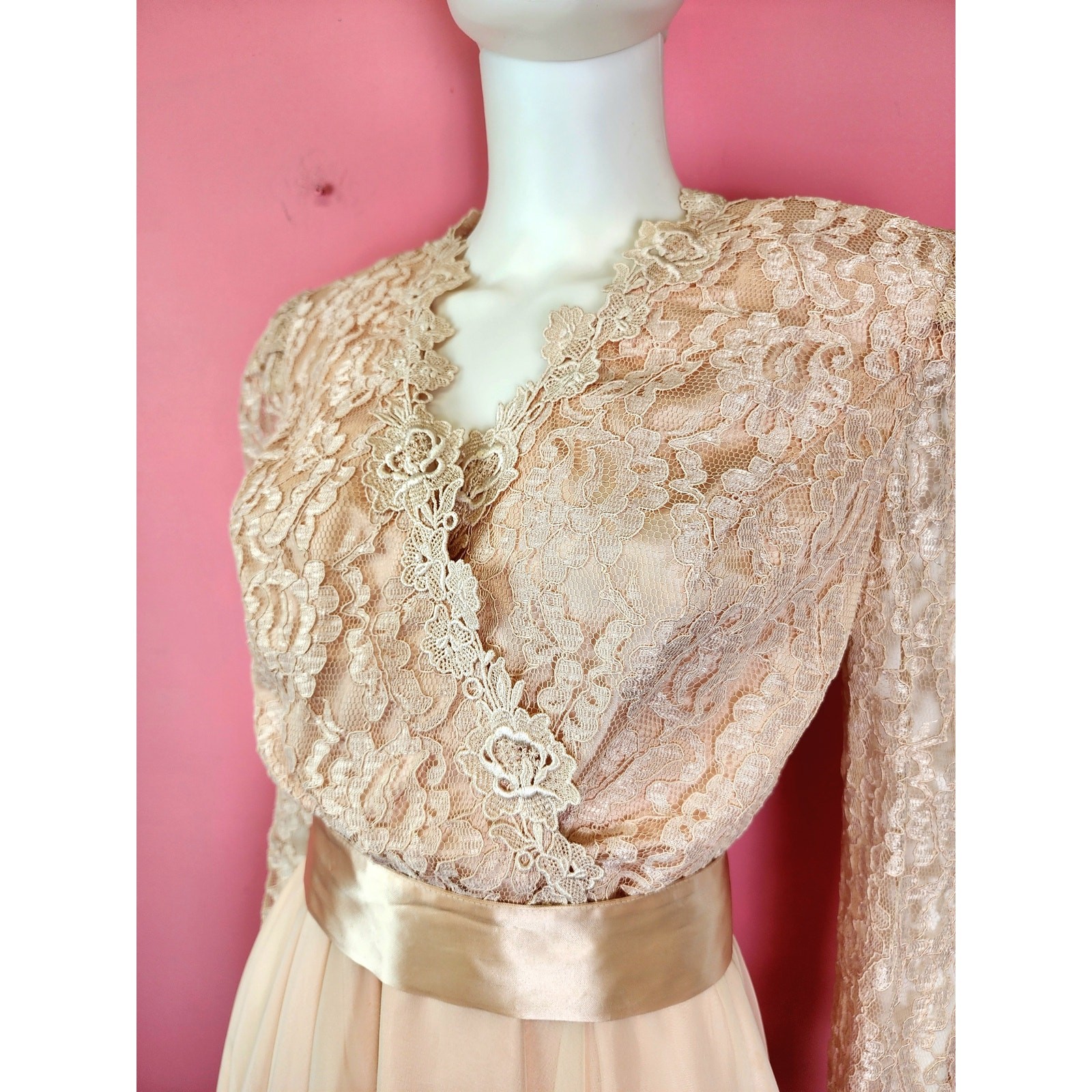 Medium to Large Vintage 1980&rsquo;s Light Peachy Pink Lace and Chiffon Belted Dress