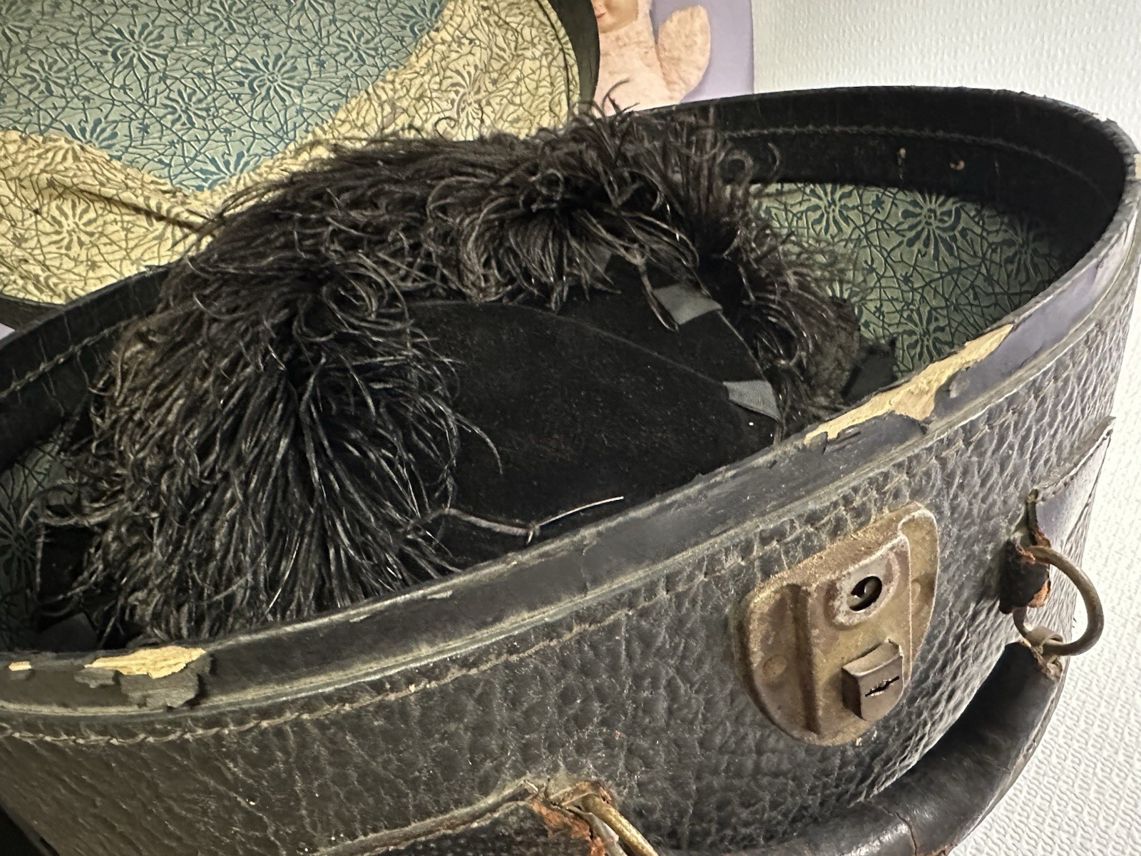 Antique Ostrich Feather Edwardian Ladies Hat 1900s W/Case Velvet Ribbon Plume