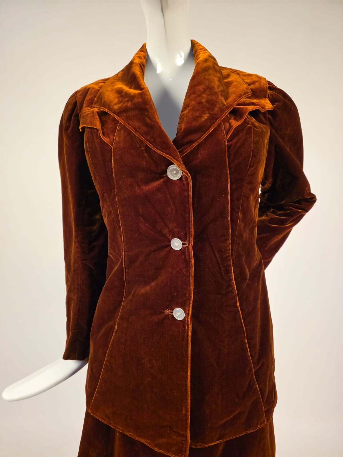 EXCEPTIONAL EDWARDIAN 2 PC HIGH SHINE GOLDEN BROWN SILK VELVET WALKING SUIT