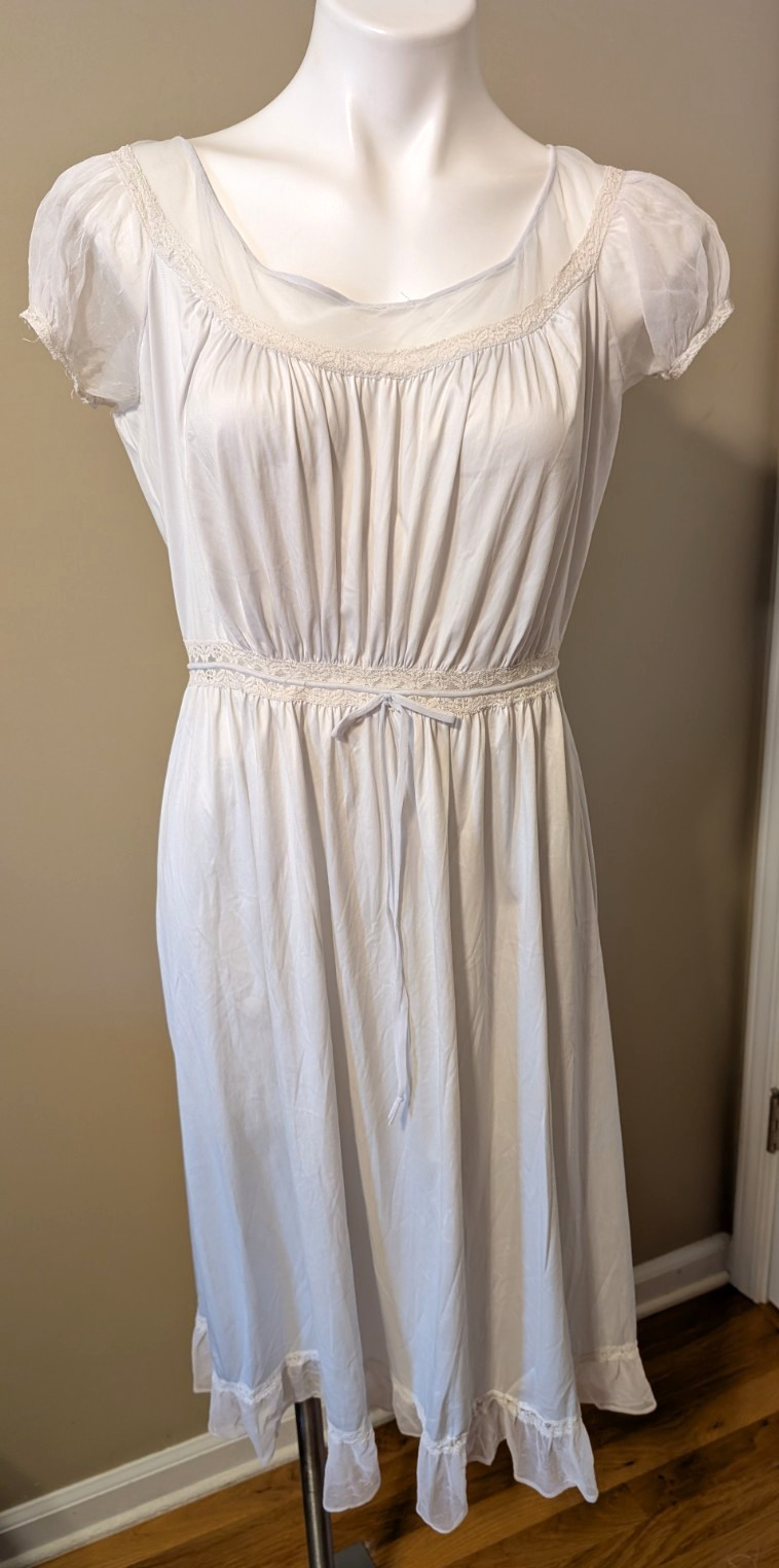 Very Vintage &lsquo;Movie Star&rsquo; Women&rsquo;s Size 34 Barely Blue Nightie/Nightgown