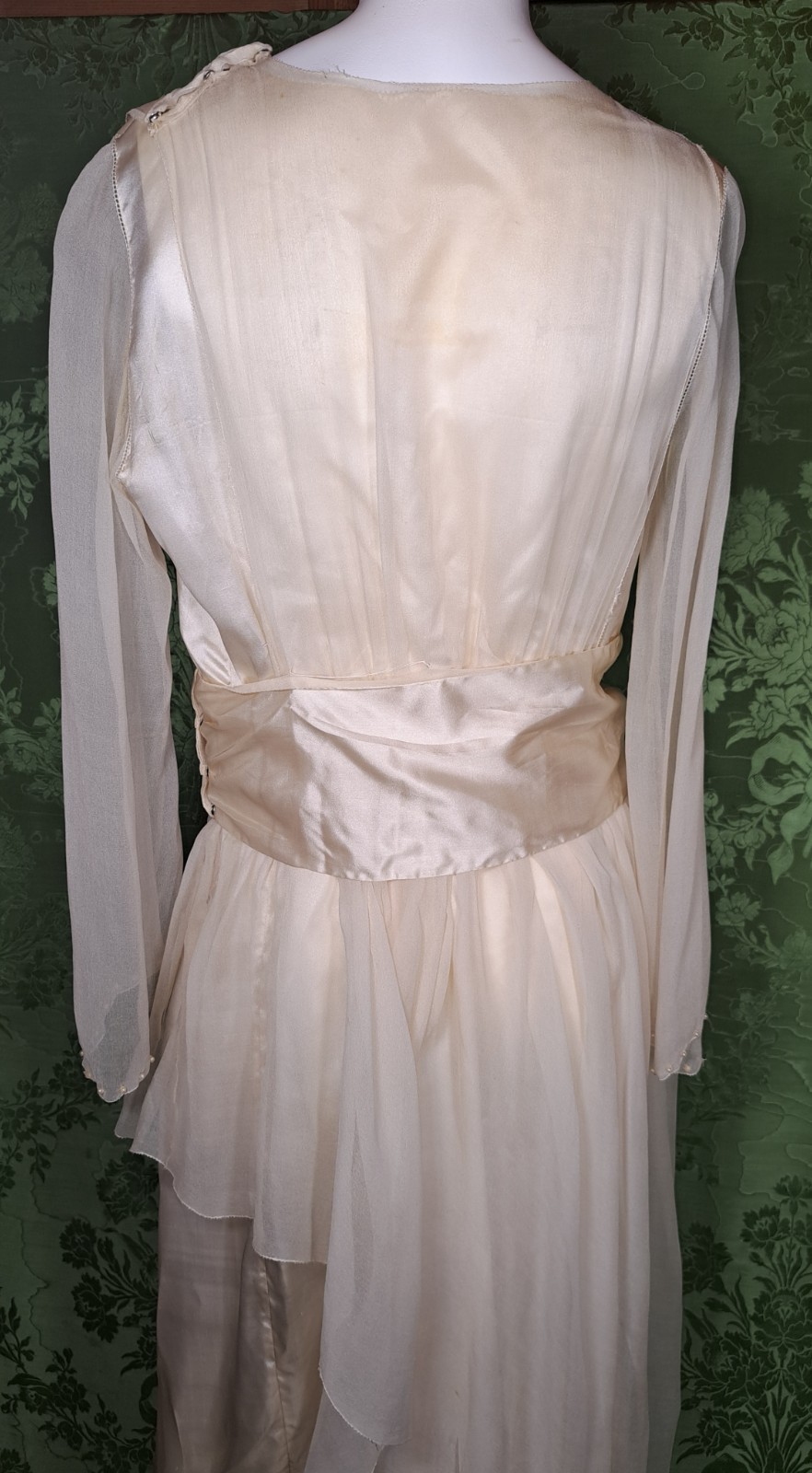 LATE EDWARDIAN CHIFFON AND SILK WEDDING GOWN WITH TRAIN, PEARLS