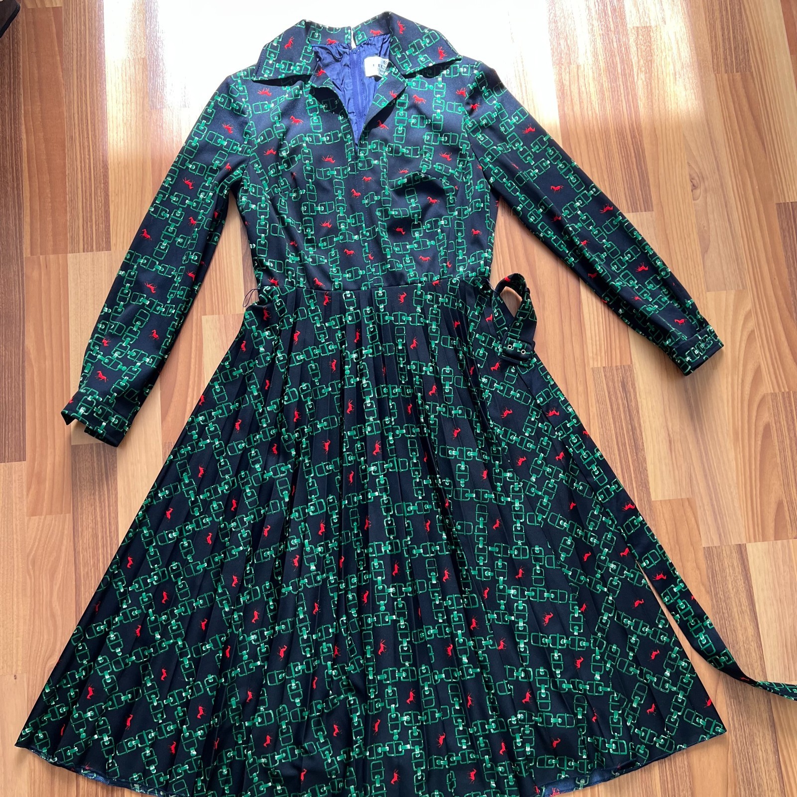1970s Green Equestrian Pleated Midi Dress Long Sleeves Belted Dagger Collar 38