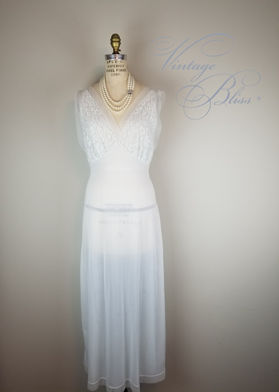 Vintage 1950&rsquo;s Glamorous Powder Blue « Myth » Nightgown Van Raalte Bust Size 34~36
