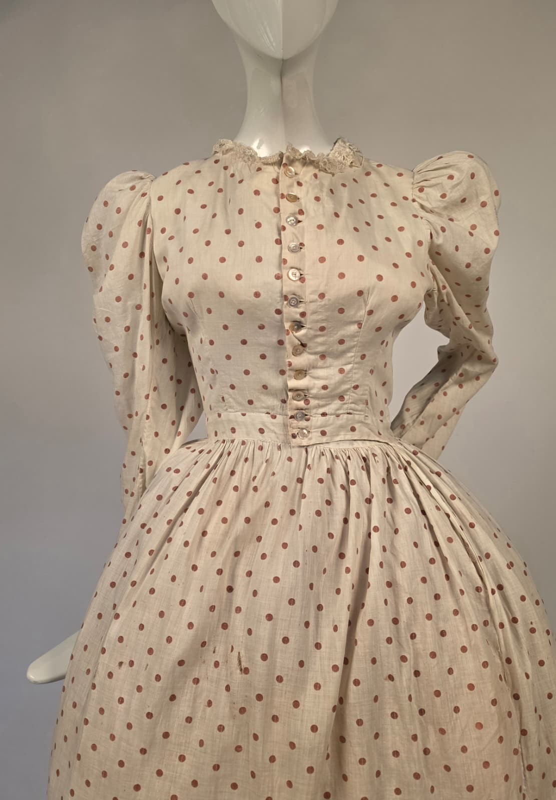 VICTORIAN 1890’S POLKA DOT PRINT COTTON DRESS W PUFF SLEEVES + BUTTON FRONT