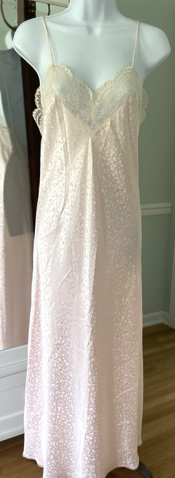 VTG &rsquo;80s Georgette Trabolsi – Medium- Chemise Nightgown -Blush Pink Cream Lace