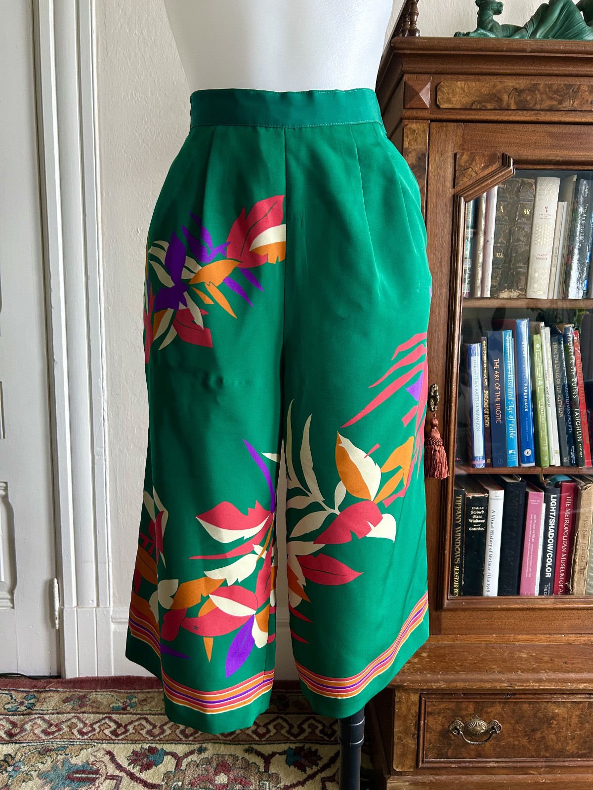 Vintage 1970s 60s Handmade Green Floral High Waist Gaucho Shorts Capris Medium