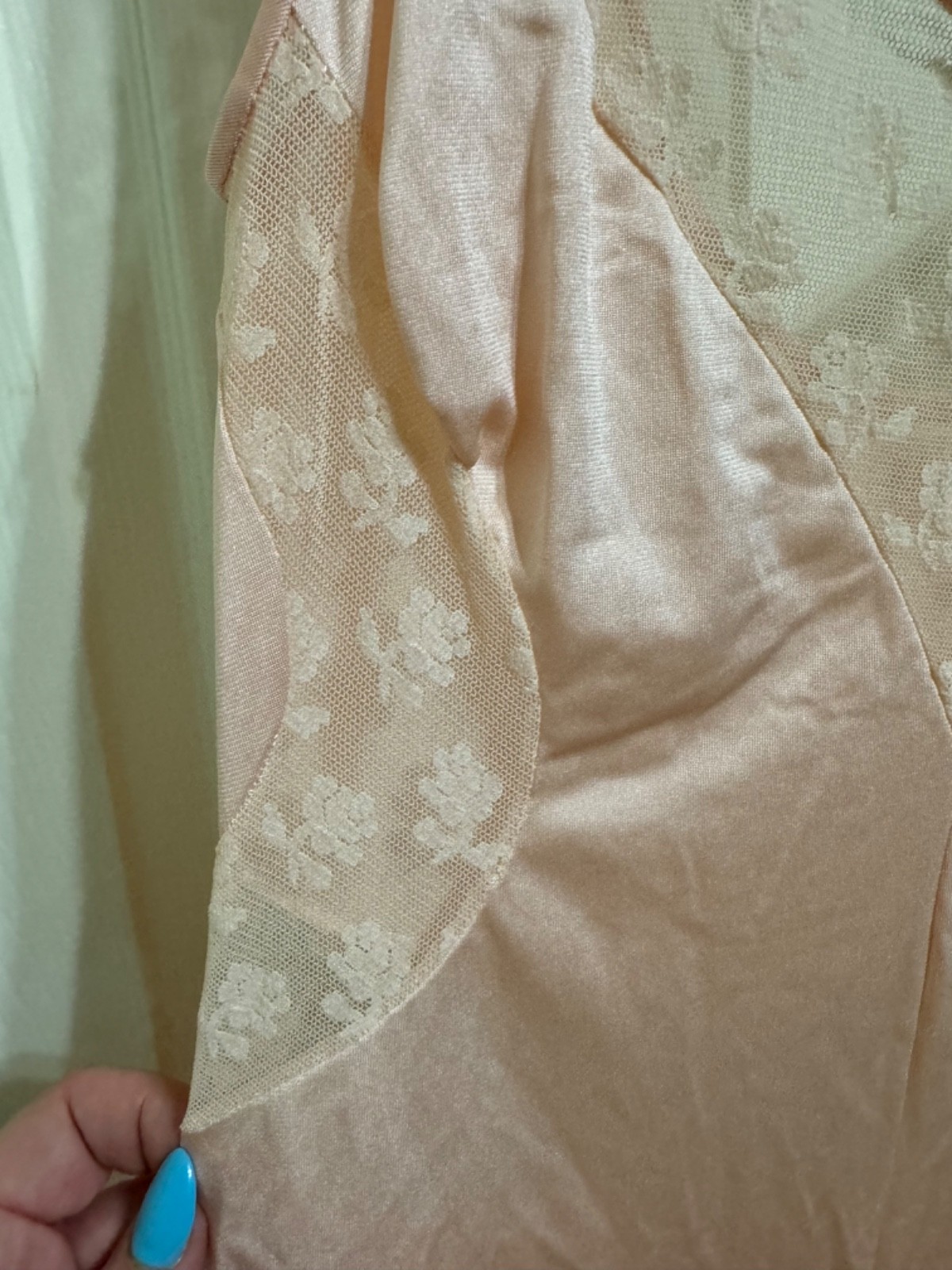 Vintage Lord and Taylor gorgeous peach nightgown and robe set size medium