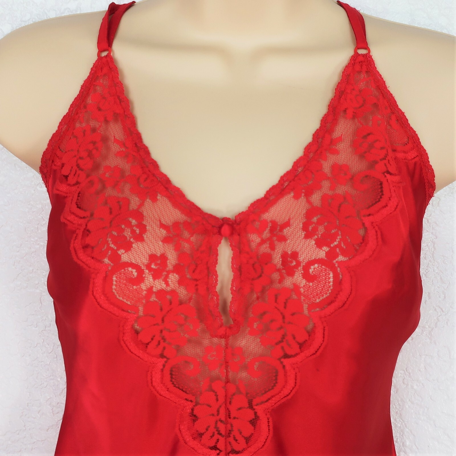 Chantilly Maidenform Size 34 / Small Camisole Slip Red Lace Keyhole Vintage