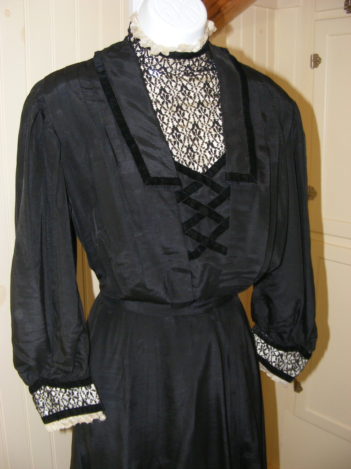 1910 MOURNING DRESS 2PC BLACK FAILLE FRANCAISE FLAT PLEAT SKIRT SLIM SILHOUETTE