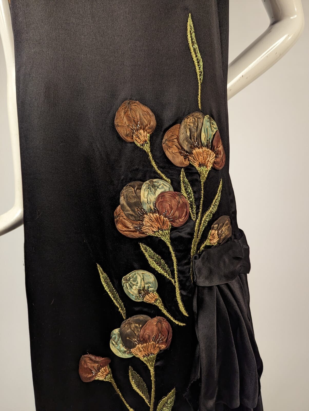 MUSUEUM QUALITY FLAPPER 1920’S SILK + CHIFFON DRESS W METALLIC FLORAL DETAILING