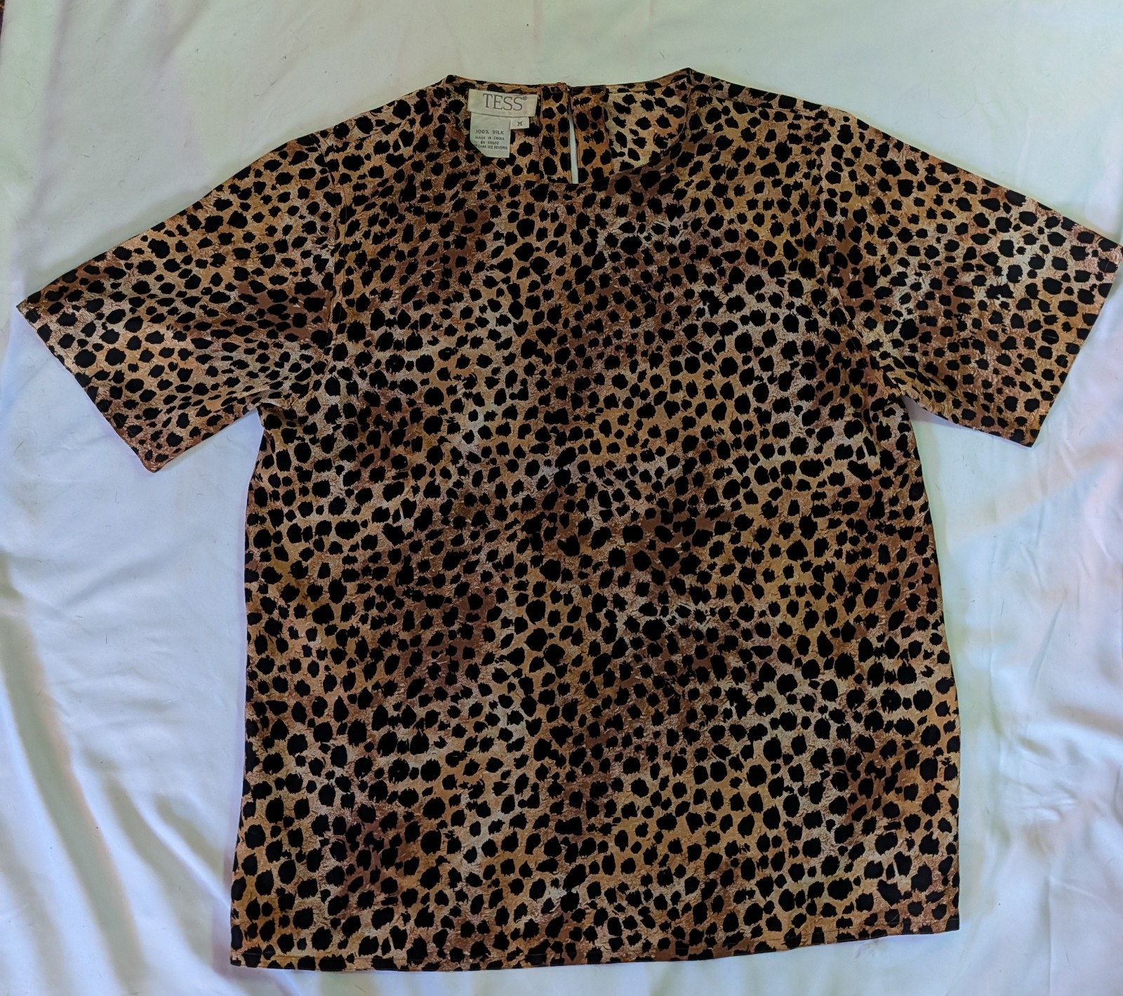 VTG Tess Top Sz M Leopard Animal Print Silk Mob Wife VTG Rear Button Neck Y2K