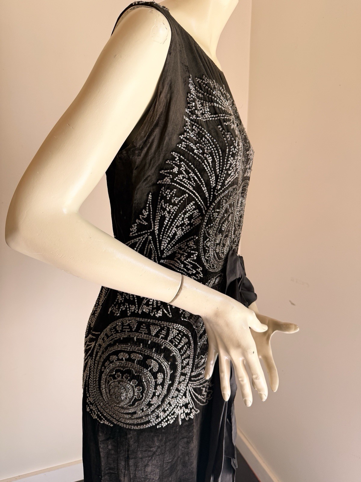 VINTAGE 1920 BEADED VELVET SHEATH