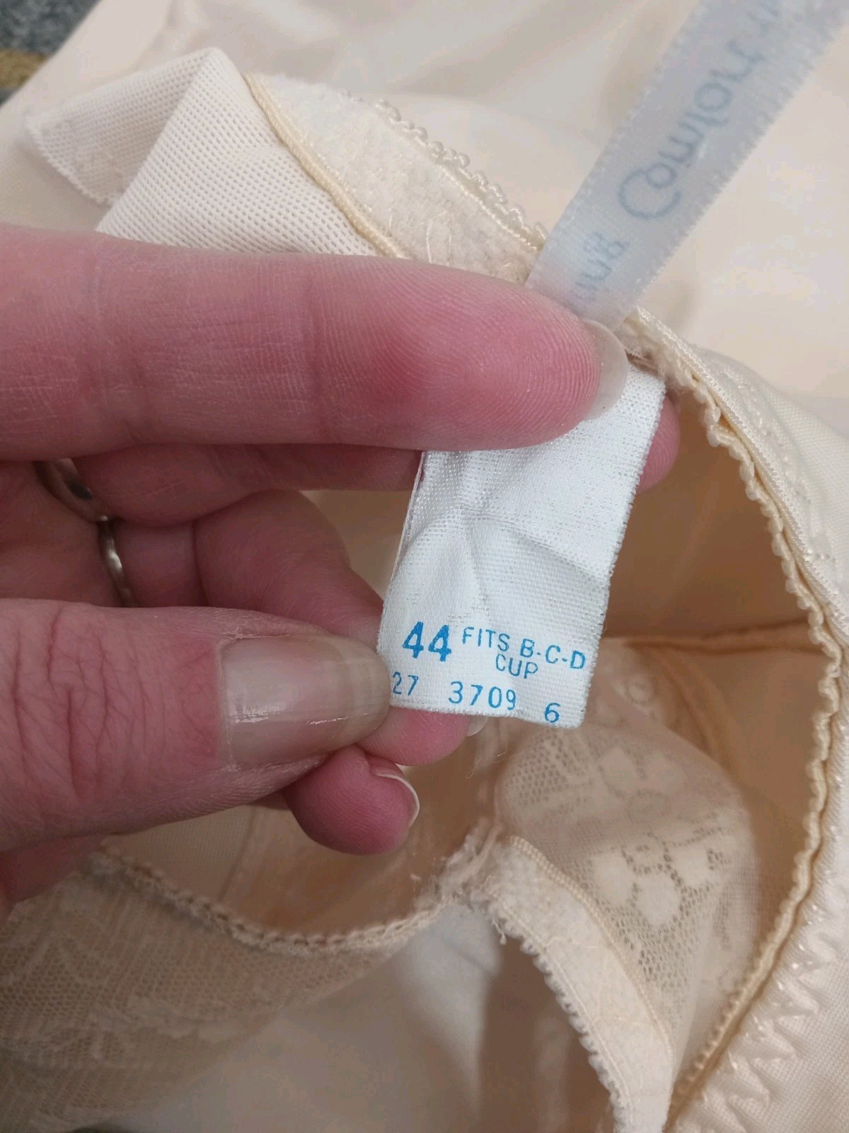 Vintage Lasting Comfort Cupped Wireless Women&rsquo;s Body Shaper 44 Cups B/C/D Beige