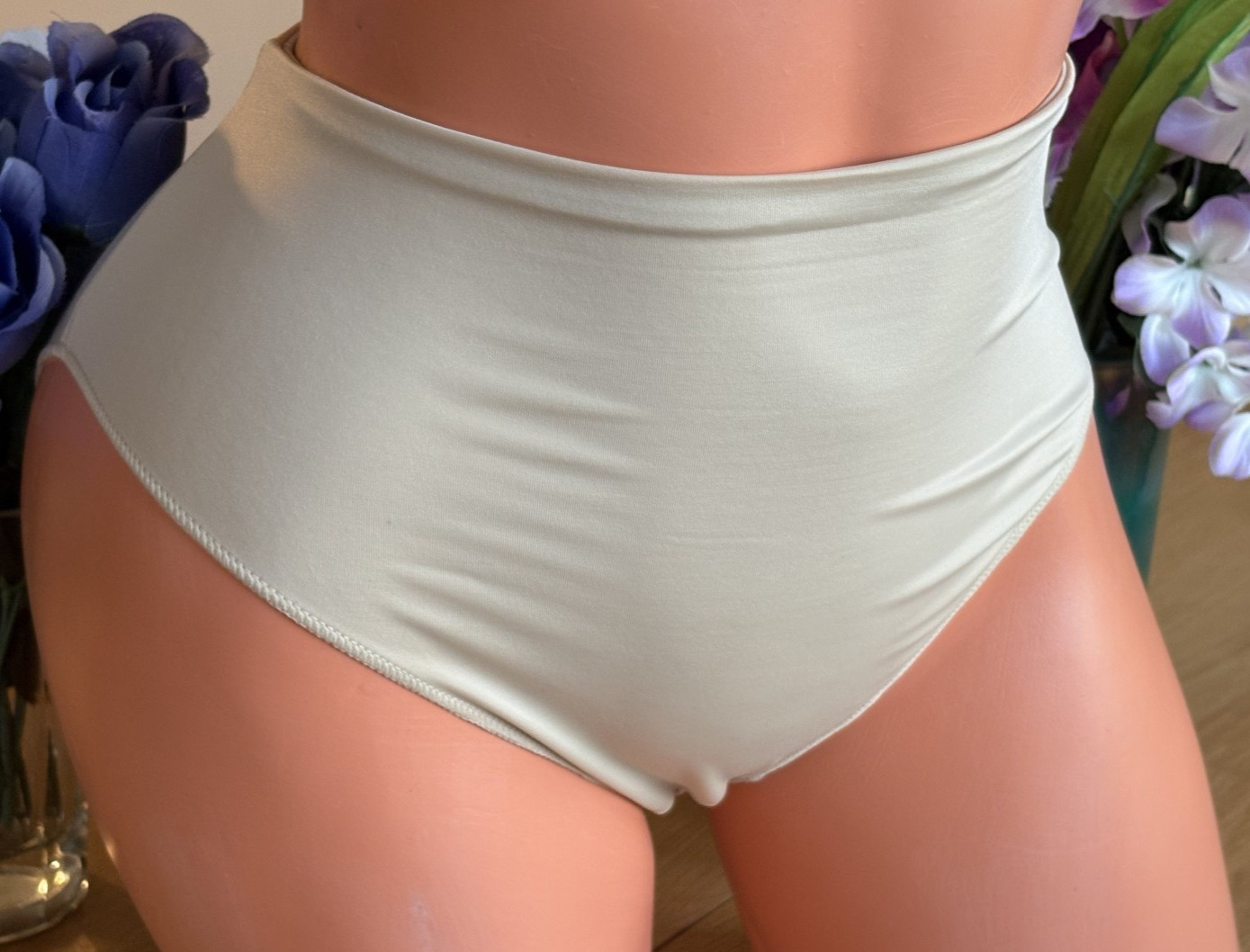 SPANX Medium Beige Hi Cut Light Weight Seamless Shaping Panties NWOT VINTAGE