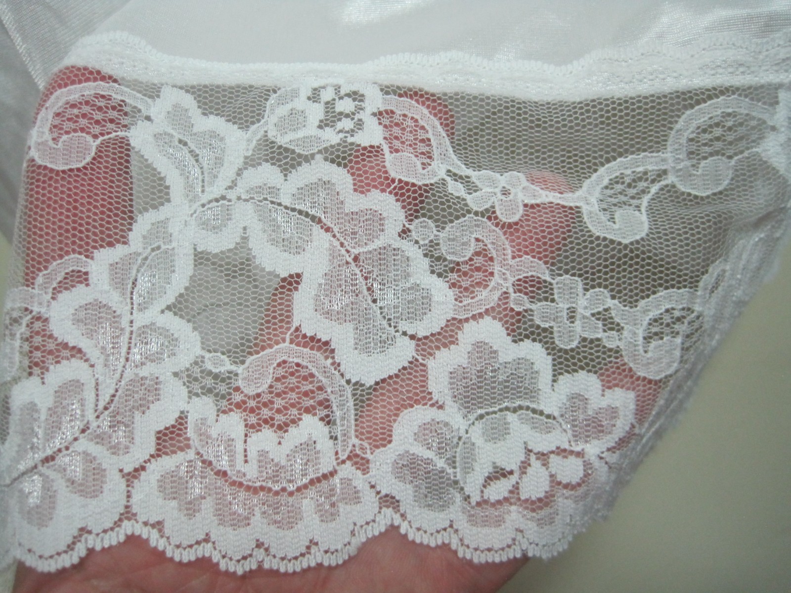 VTG NYLON HALF SLIP W/LACE WOMEN SZ 26/28 MADE IN USA