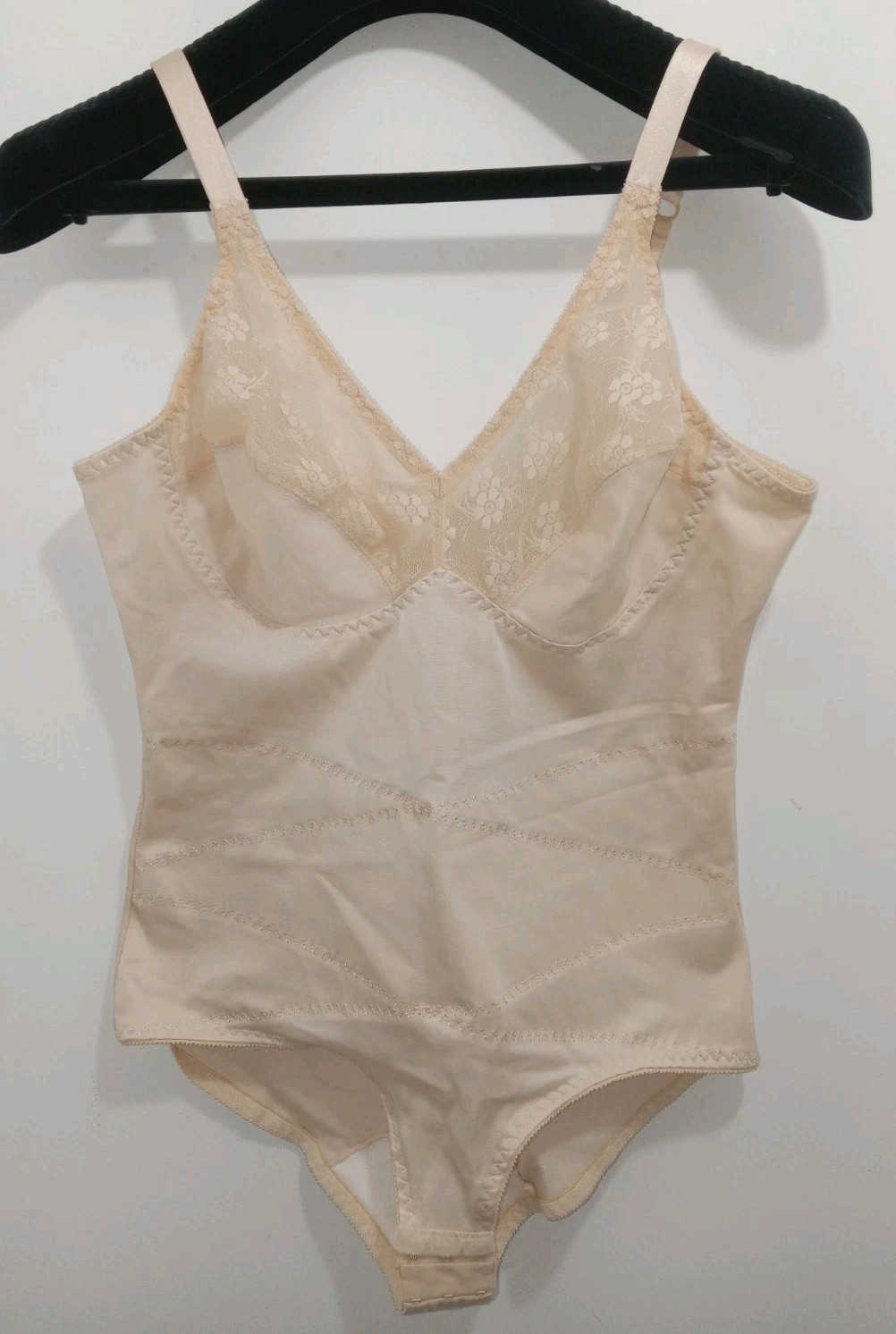 Vintage Lasting Comfort Cupped Wireless Women&rsquo;s Body Shaper 44 Cups B/C/D Beige