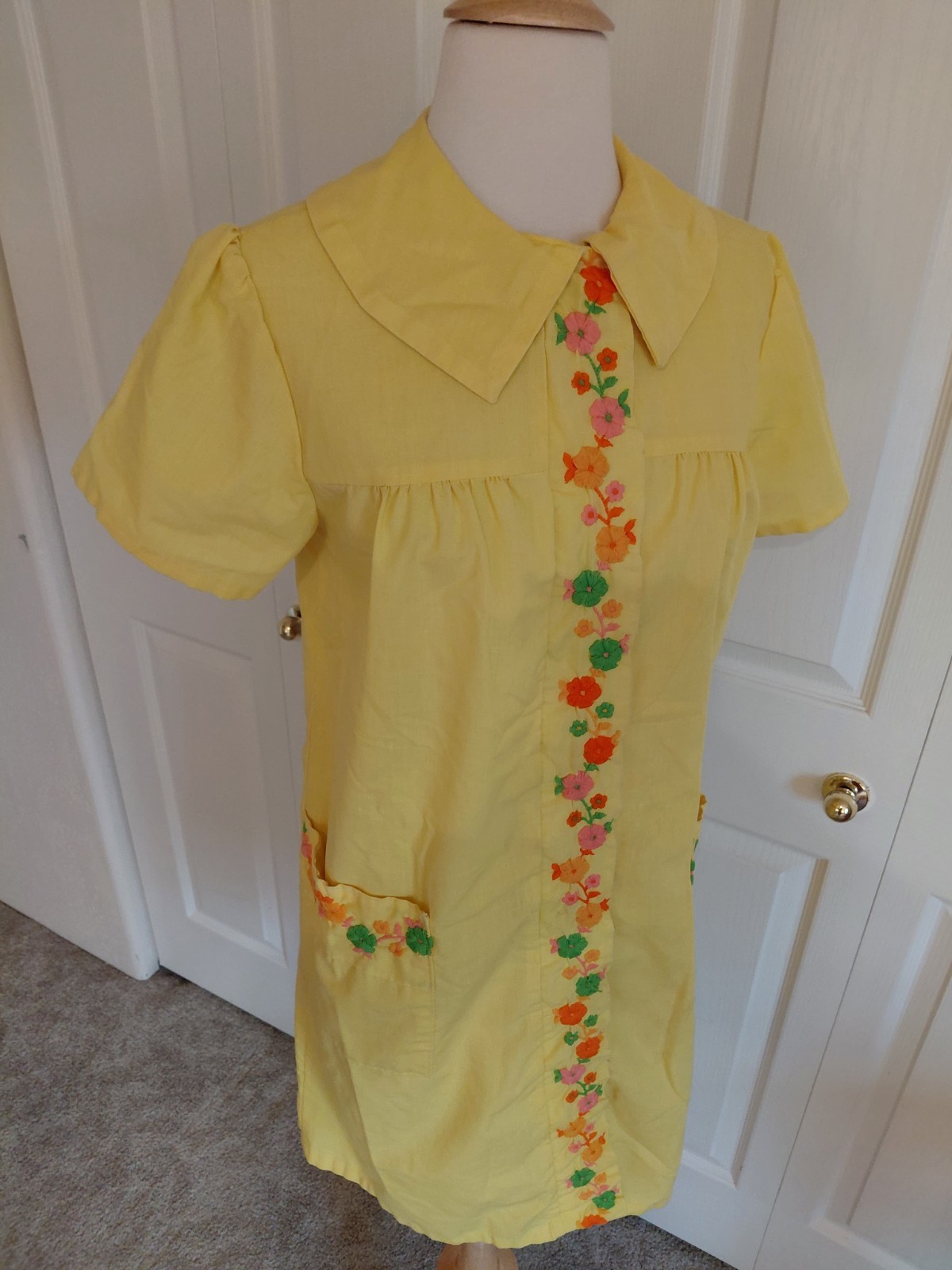 Vintage 1970s Yellow Cotton House Dress Bright Flower Embroidered Size Large