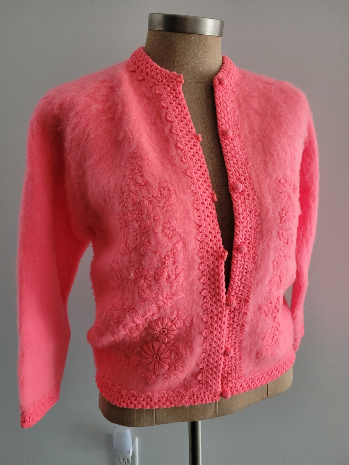 MOD Fluorescent Pink Full Fashioned Vintage 60s Embroidered Flower Cardigan M