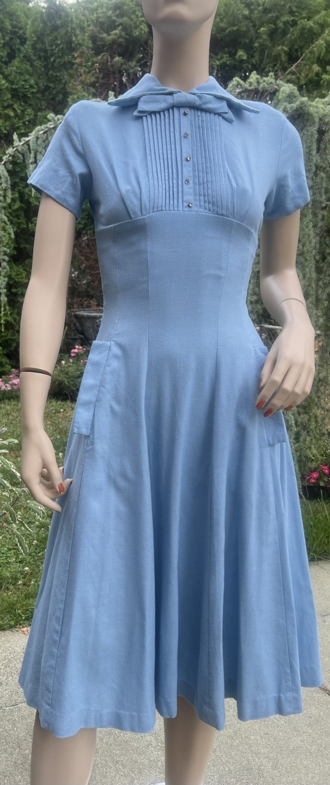 VINTAGE 1940&rsquo;s BLUE COTTON DRESS W/ POINTED COLLAR & BOW