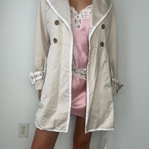 00s tan banana republic trench coat with white trim