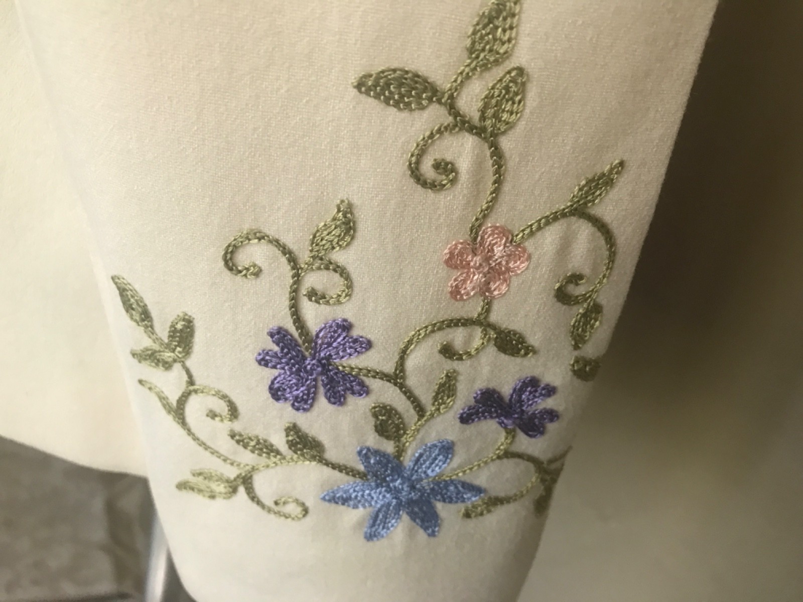 Vintage70&prime; light cream wool Union Made jacket finished with colorful embroidery