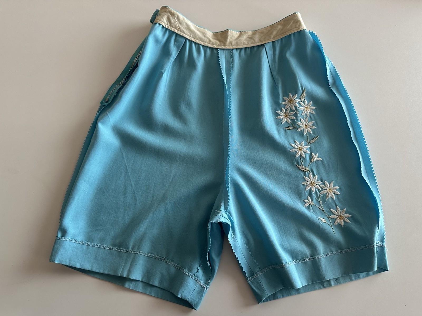 1940s Embroidered Daisy Floral Side Zip Shorts Helen Harper Rayon Resort VTG