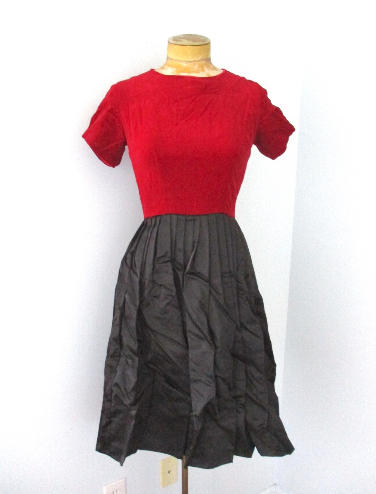 Vtg 50s rockabilly swing dress red velvet top black taffeta satin full skirt S