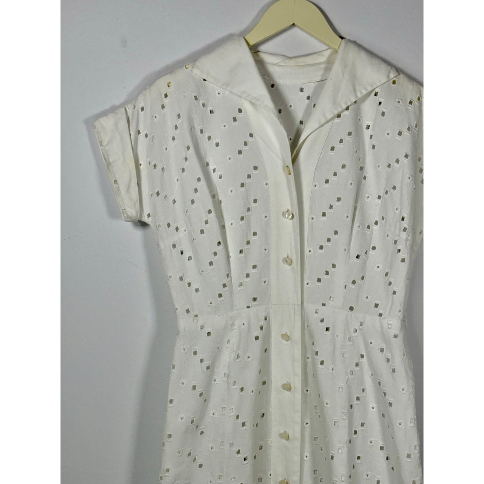 1940s 1950s White Cotton Eyelet Floral Embroidered Button Front Day Dress