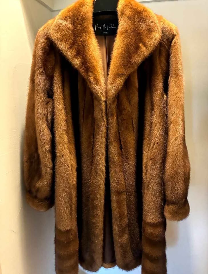VINTAGE HIGH-QUALITY NATURAL FEMALE MINK COAT – NAFA – 5-STAR GOLD LABEL