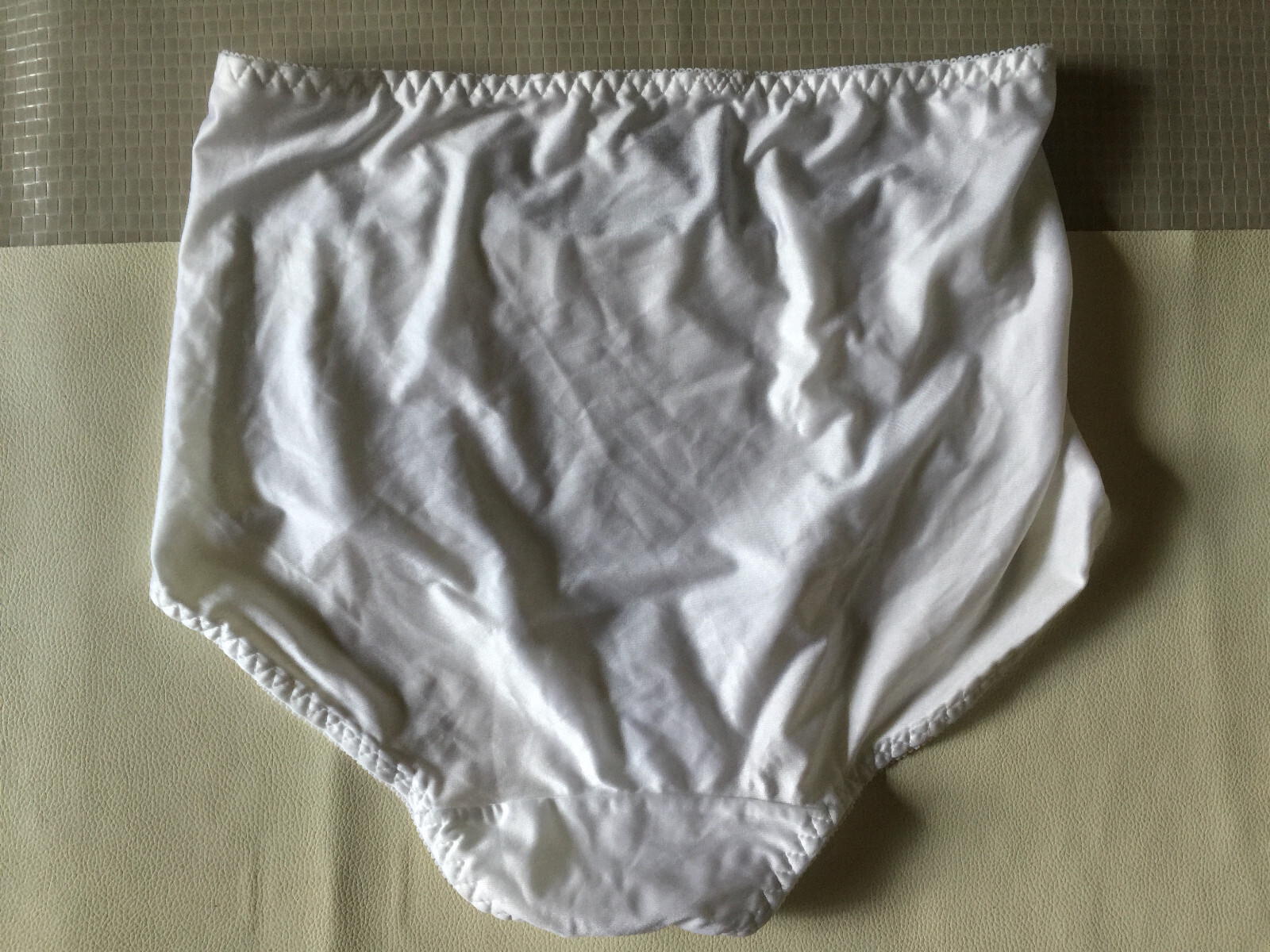 White Sateen Finish Stretch Moderete Control Bali Panties Briefs Size 6 M 32 34