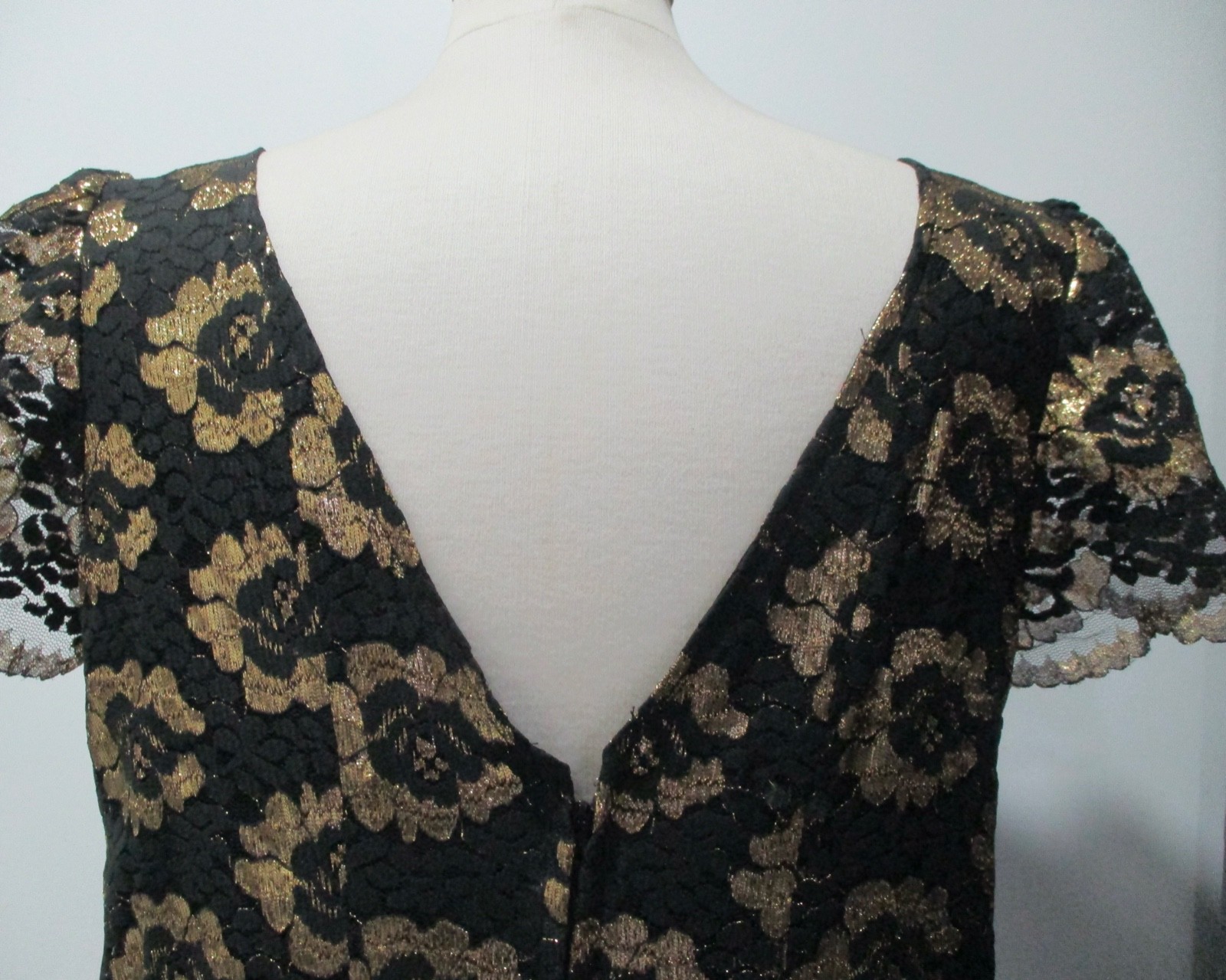 GORGEOUS VINTAGE DRESS 100% POLYESTER IN FLORAL LACE PRINT BLACK & GOLD X-LARGE!