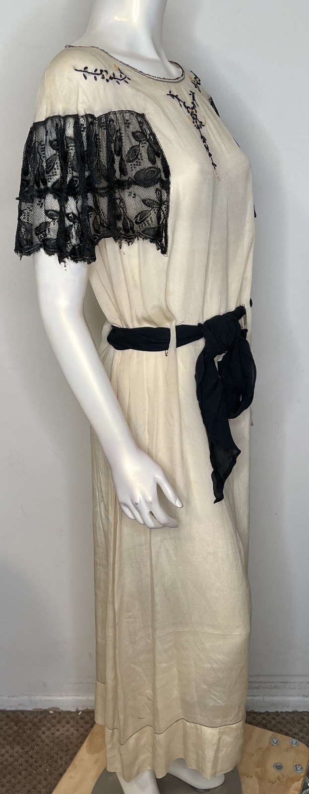 Antique 1900s Ivory Black Silk Dress S M Art Deco Flutter Lace Sleeves Embroider