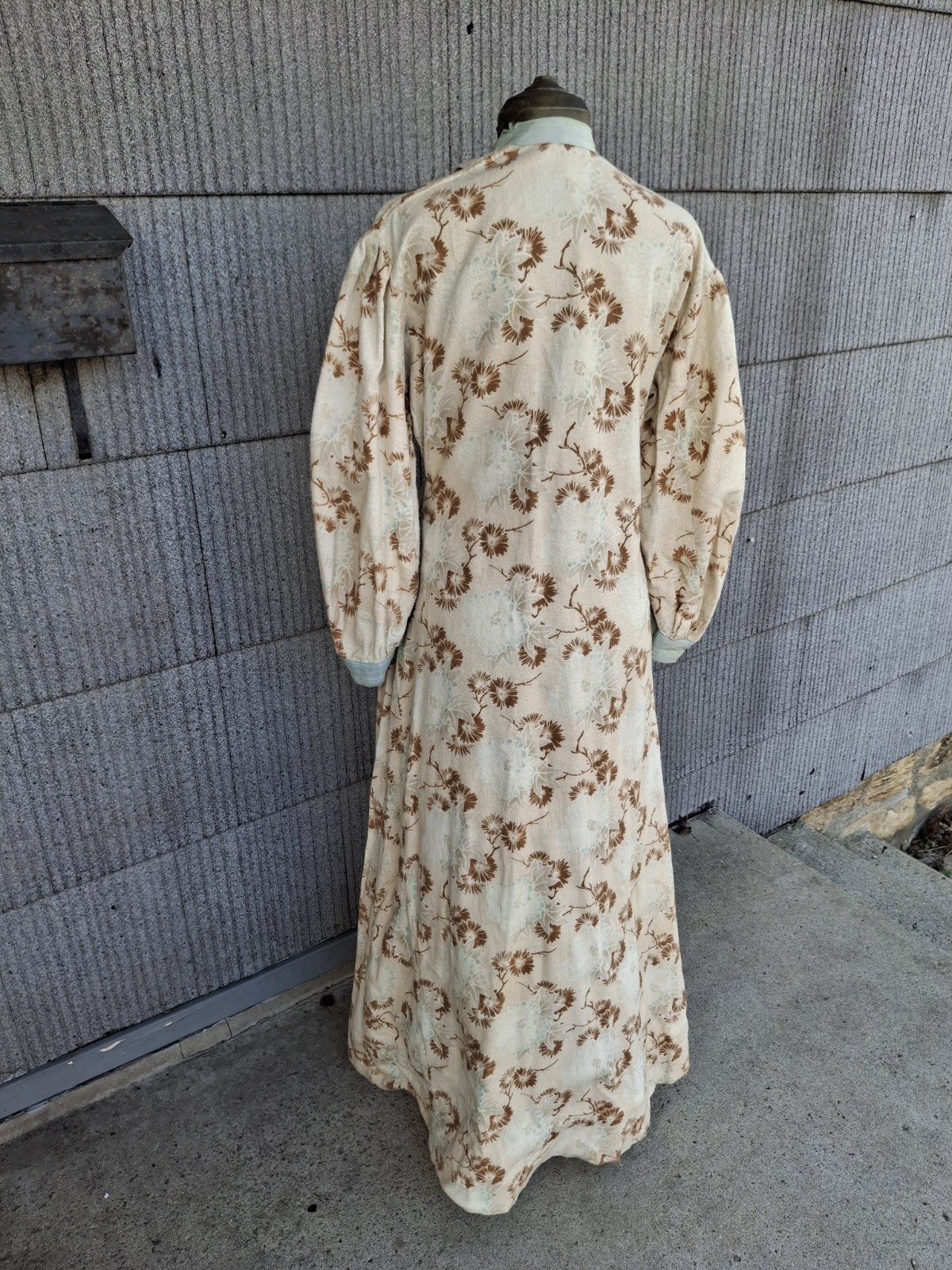 Vintage 1890s 1900s Victorian Edwardian flannel silk robe cream brown blue Asian