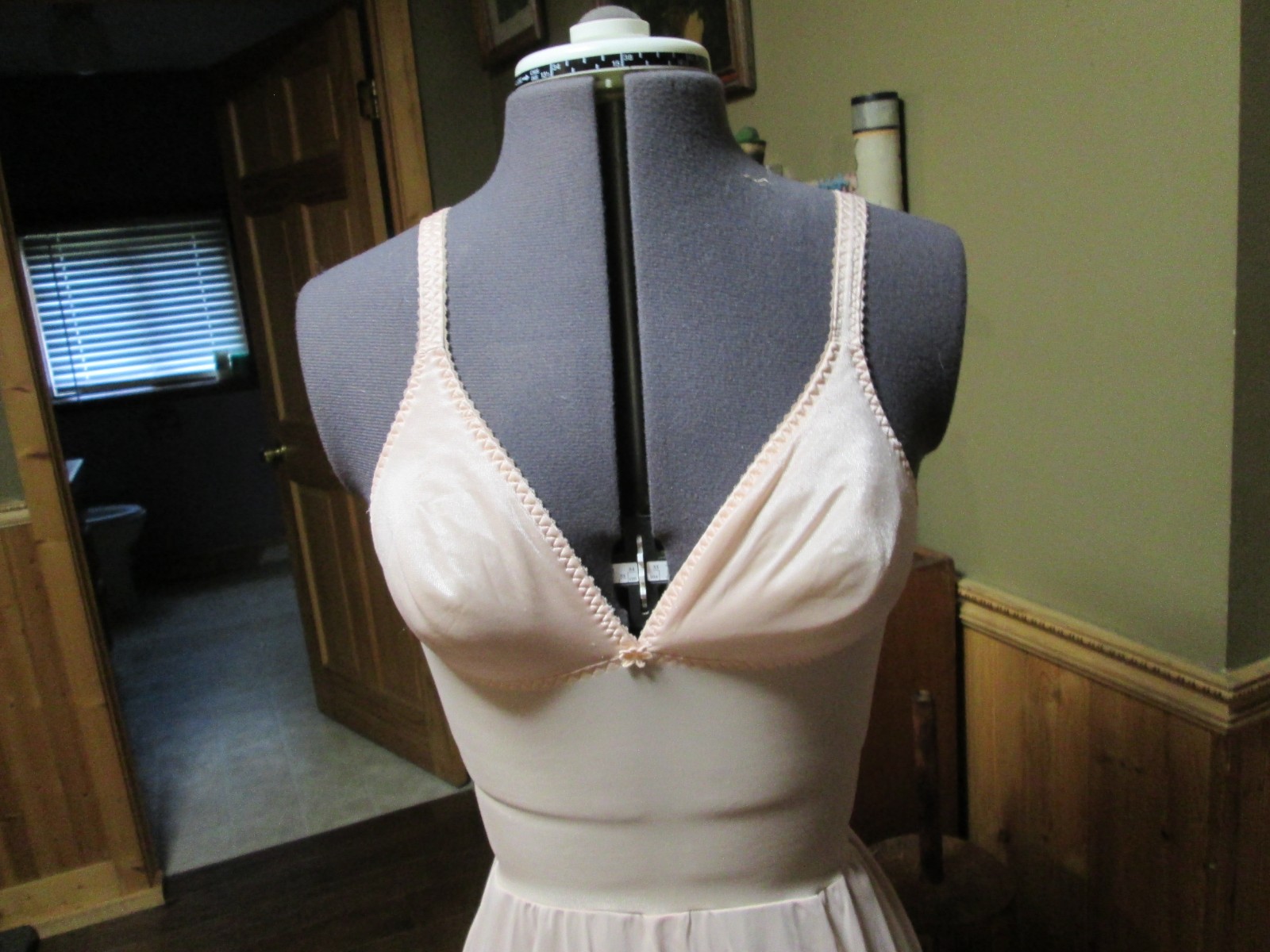 Vtg form fitting slip with built in bra beige 34 small slip midi