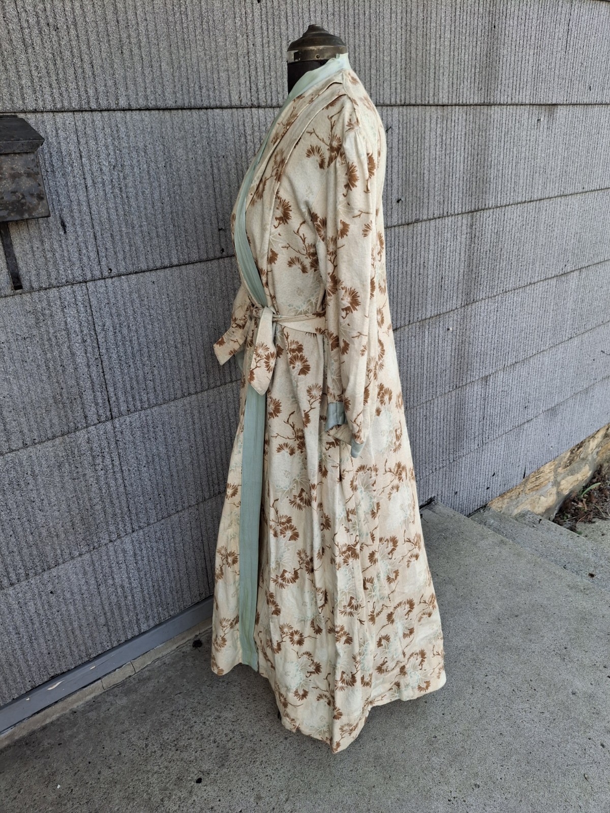Vintage 1890s 1900s Victorian Edwardian flannel silk robe cream brown blue Asian