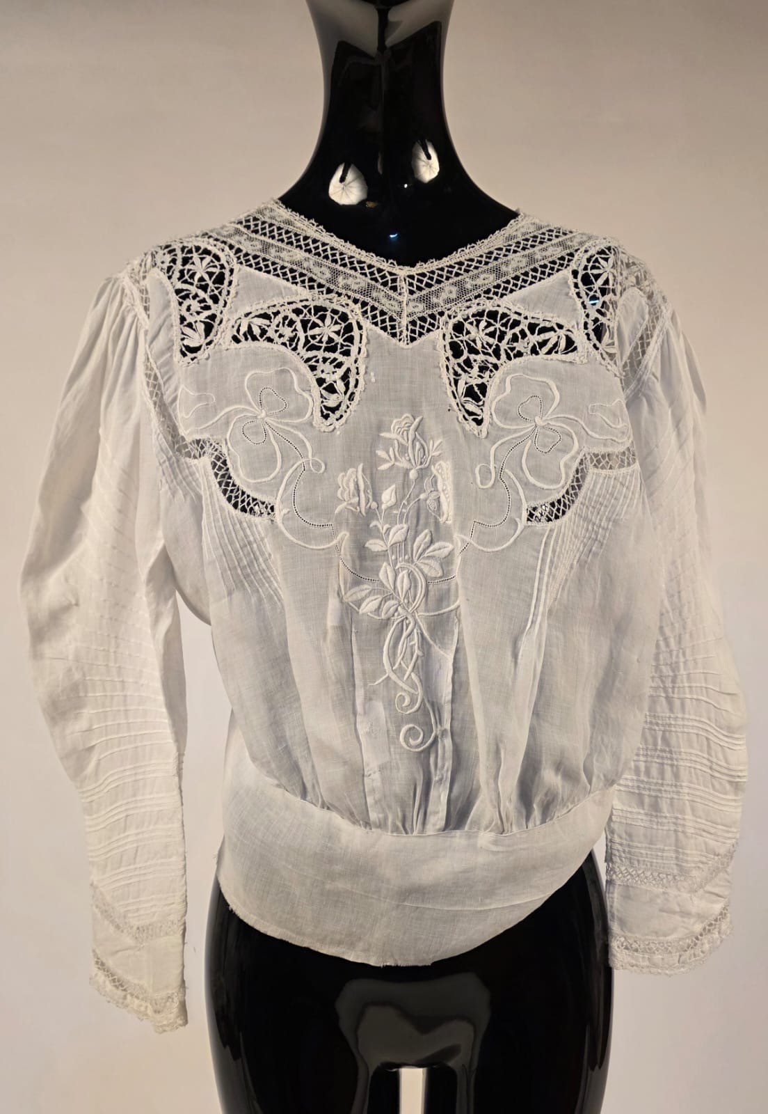 EDWARDIAN HAND EMBROIDERED BLOUSE W LACE INSERTS + PLEATED SLEEVES