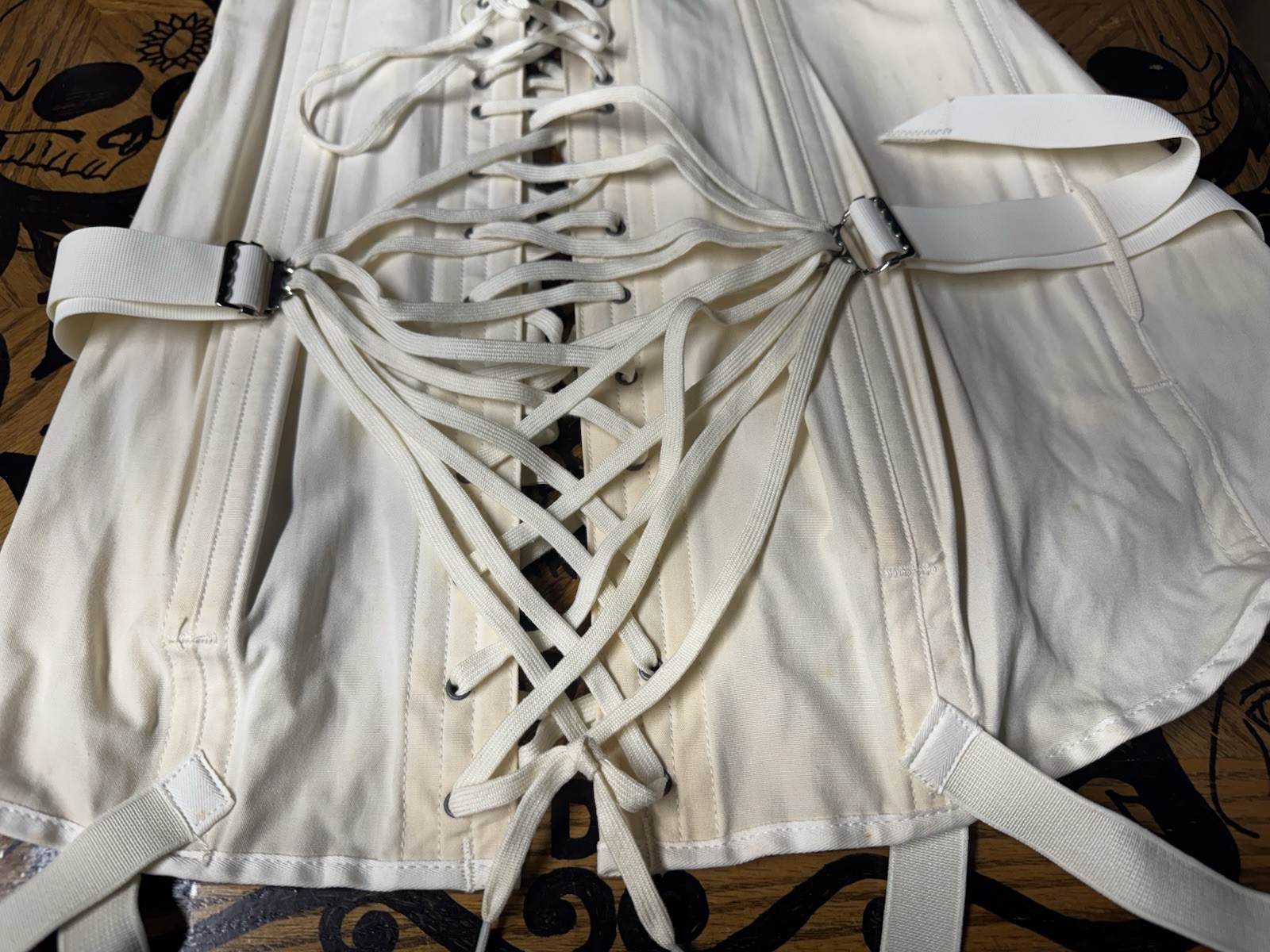 VINTAGE CAMP OPEN END GIRDLE! SIZE 31. WHITE.