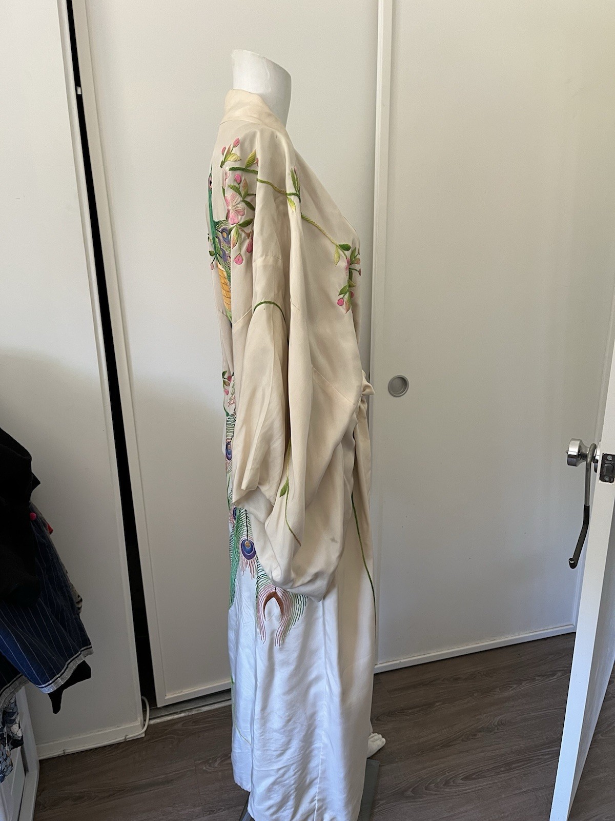 Excellent Vintage Silk Embroidered ROBE COAT M Rare