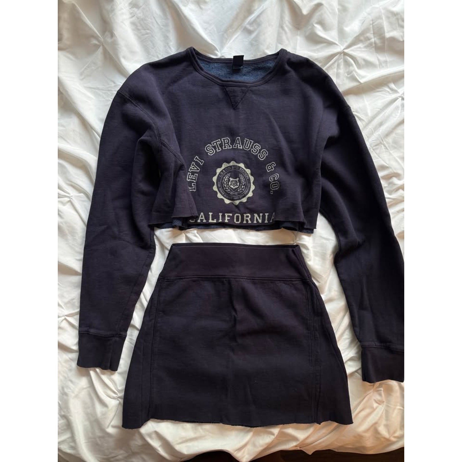 LEVI&rsquo;S 2 Piece Matching set Crewneck Cropped Sweater Long Sleeve High Mini Skirt