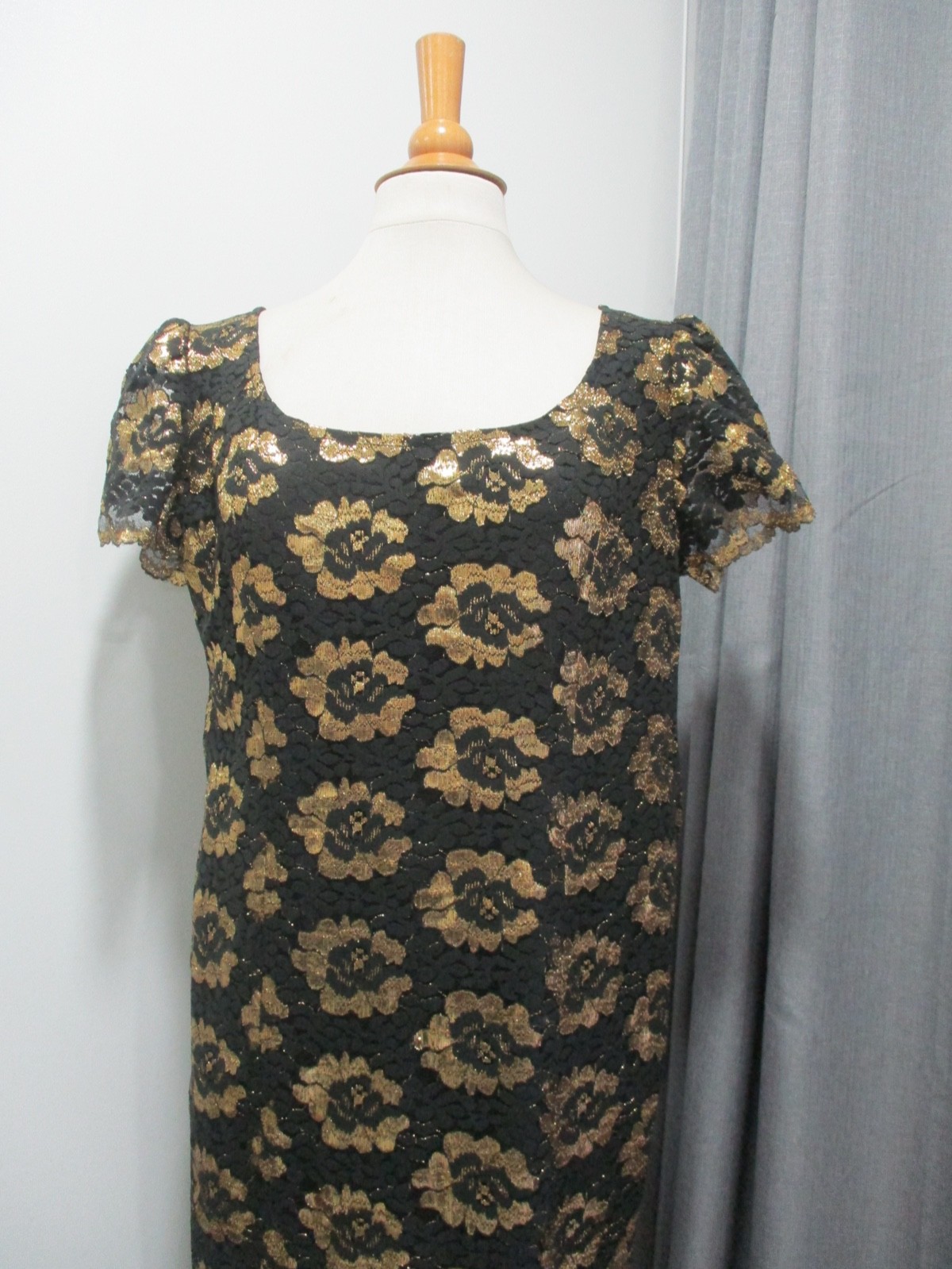 GORGEOUS VINTAGE DRESS 100% POLYESTER IN FLORAL LACE PRINT BLACK & GOLD X-LARGE!