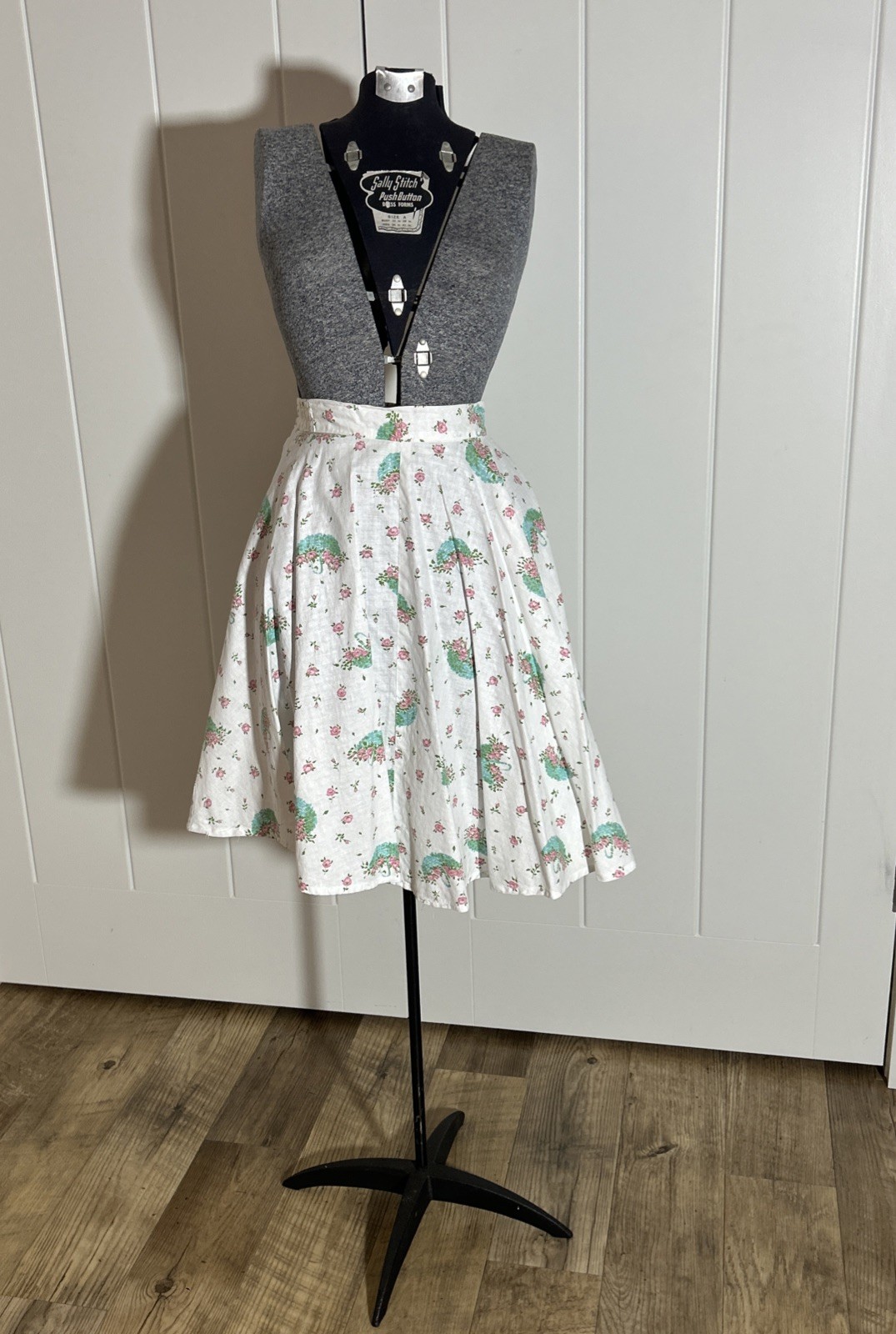 Vintage 1950’s Sweet Little Lightweight Cotton Print Fit & Flare Skirt Fits S
