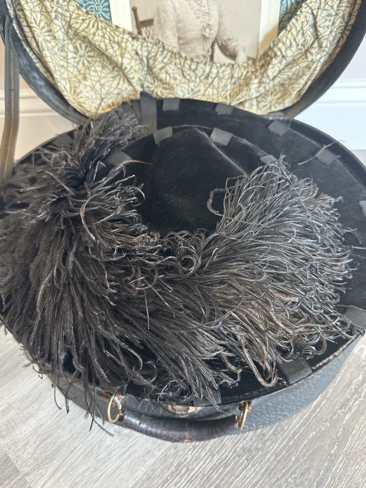 Antique Ostrich Feather Edwardian Ladies Hat 1900s W/Case Velvet Ribbon Plume