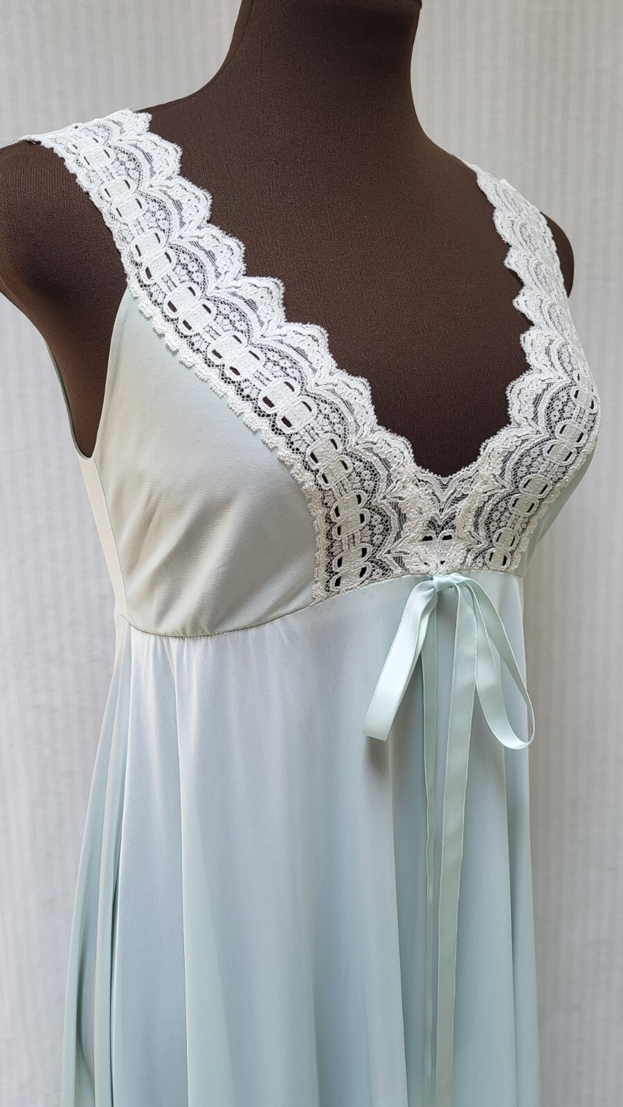 Vintage OLGA Pale Aqua SECRET HUG Nylon Nightgown – Size 34 (Small) EUC