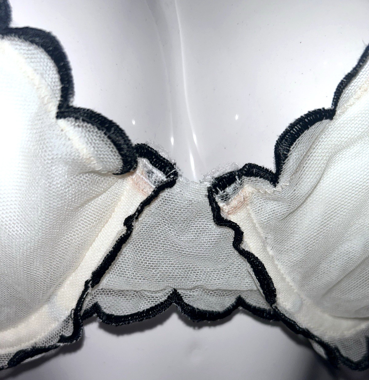Vtg Maidenform Lace Underwire Bra Size 38B Ivory