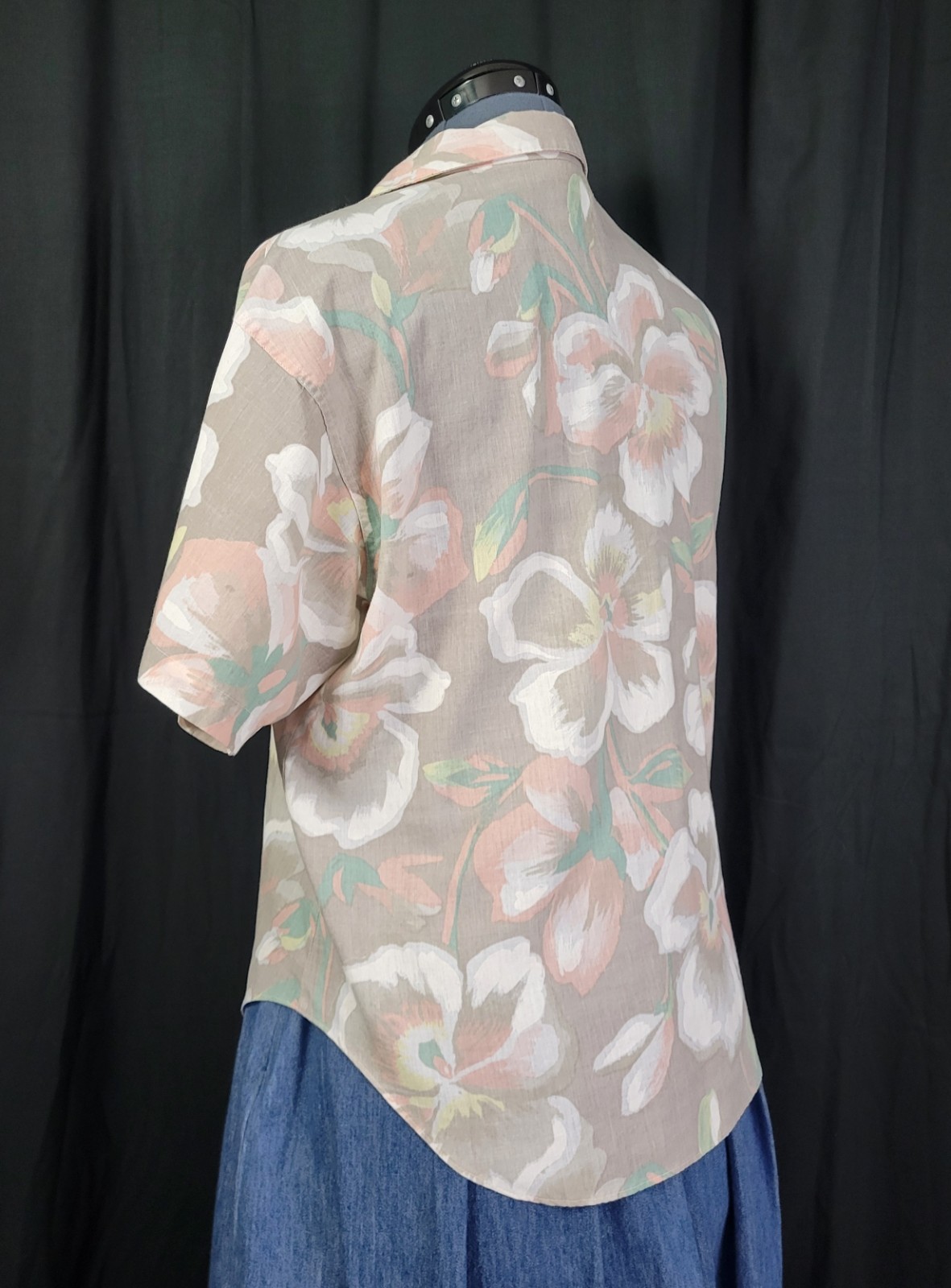 Vtg Laura Mae Beige Button Down Top w White/Pink/Yellow Tropical Flowers Size M?