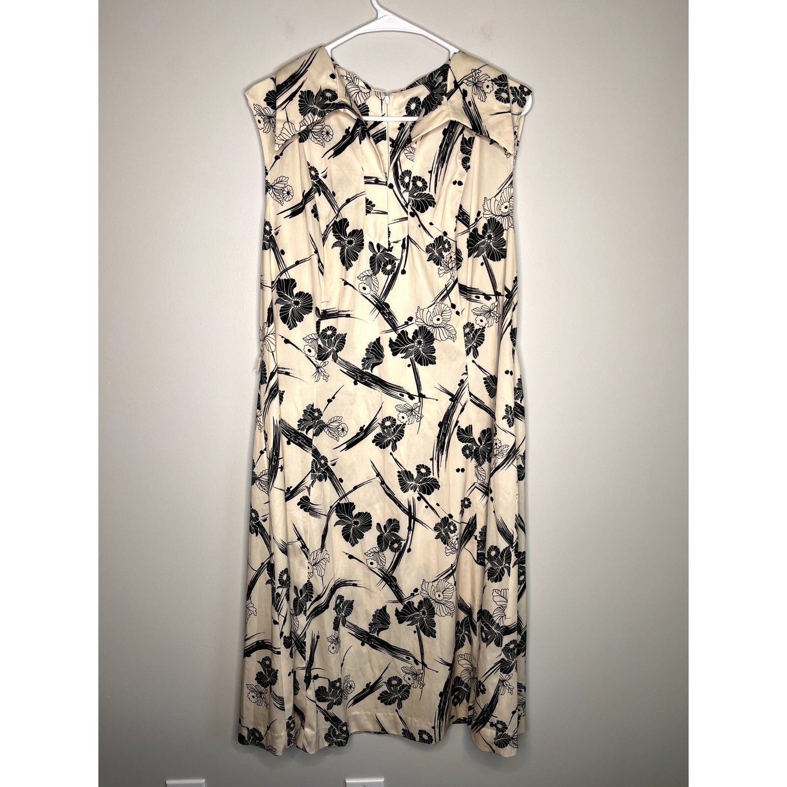 1970s Cream Black Floral Daffodils Oriental Disco Dagger Collar Volup Dress L