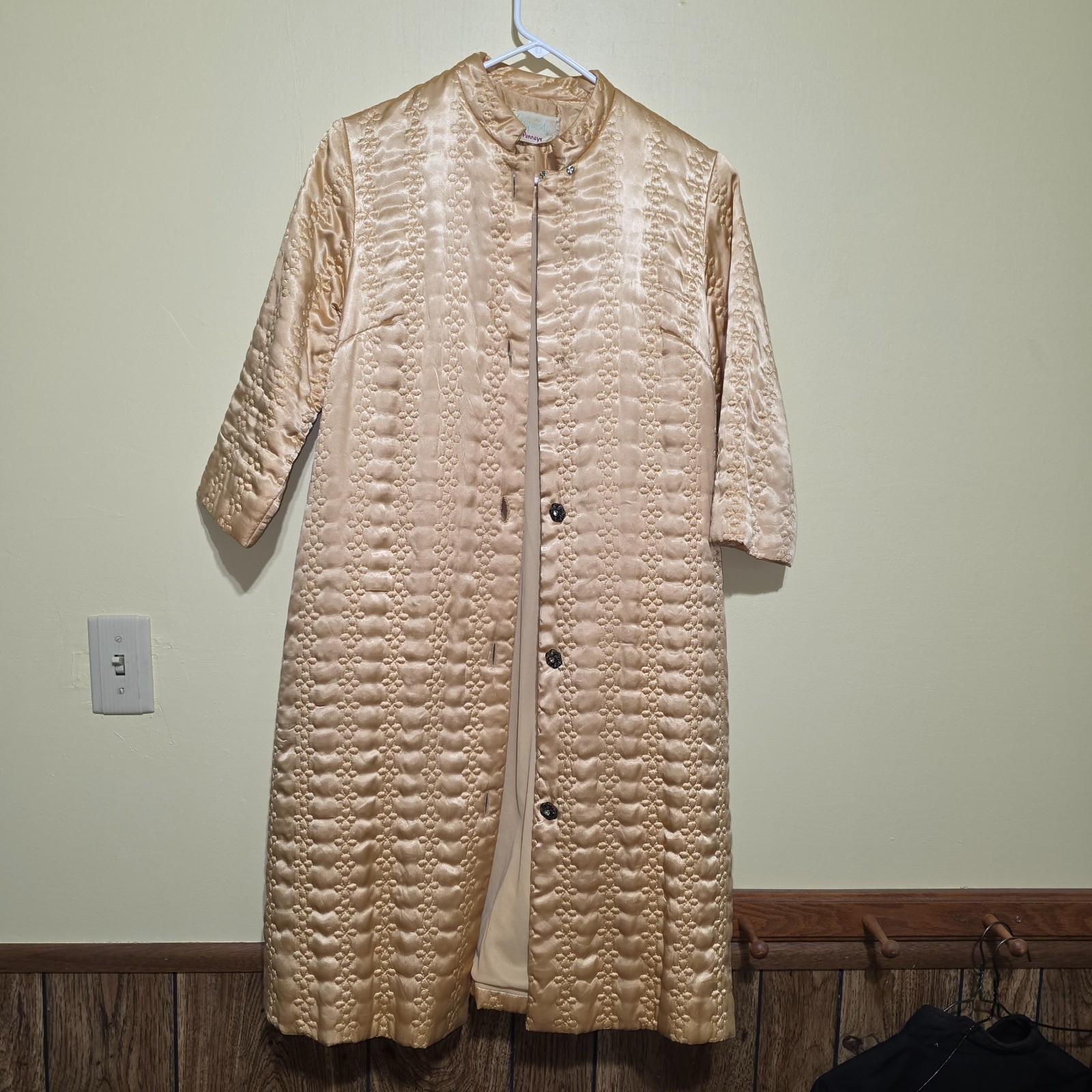 Vtg GAYMODE PENNY&rsquo;S 1960s Gold Quilted Satin Button Down housecoat robe USA S/M
