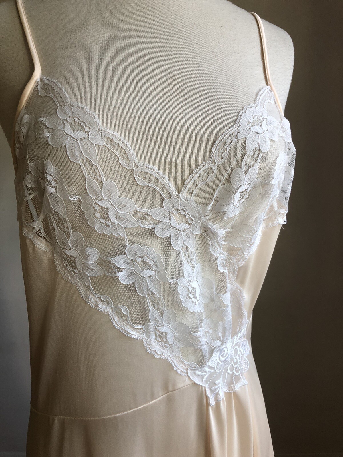 STUNNING VTG APOSTROPHE Peach Nylon White Lace Nightgown Lingerie SZ S