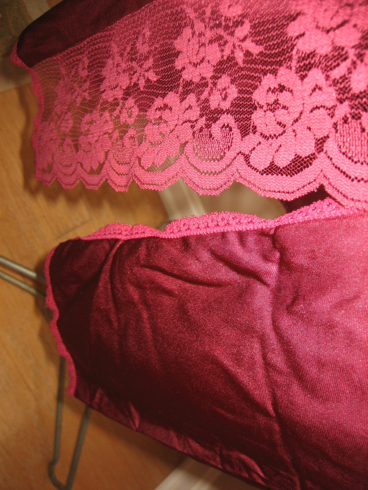 MAIDENFORM CHANTILLY Burgundy Nylon Half Slip, Vertical Lace Insert – Size M